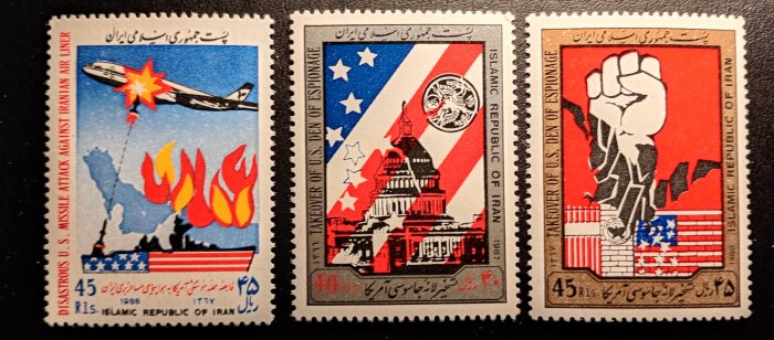 Tre frimärken från Iran med motiv av ett flygattentat, USA:s Capitolium och en knytnäve över en amerikansk flagga.