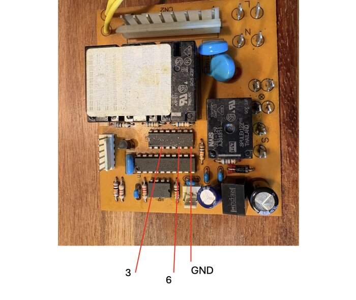 Kretskort med markerade mätpunkter vid GND, 6 och 3 utan stora vita kondensatorn. Kopplad till 12V, användarförsök att mäta spänning.
