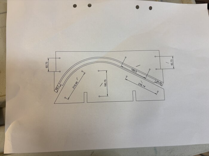 Ritning av en böjd lucka med detaljerade måttangivelser för konstruktion i skåpspress.