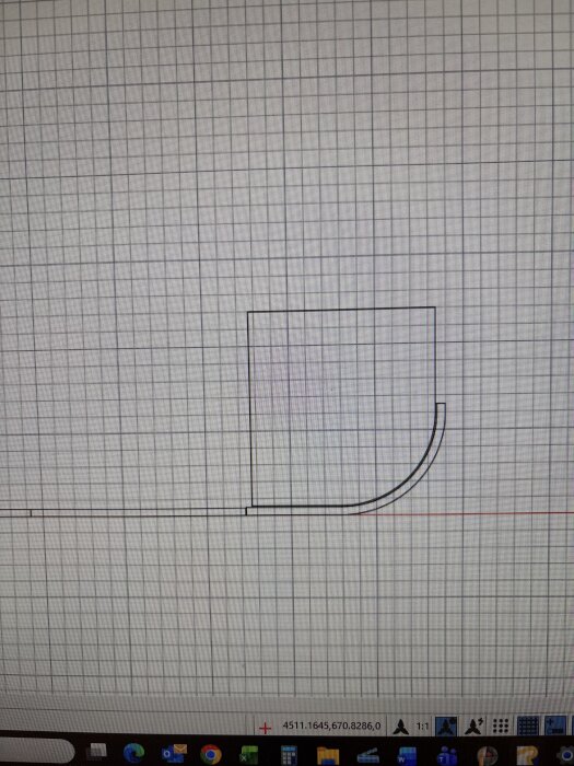 Ritad design på ett rutnät för en böjd skåplucka visas på datorskärmen.