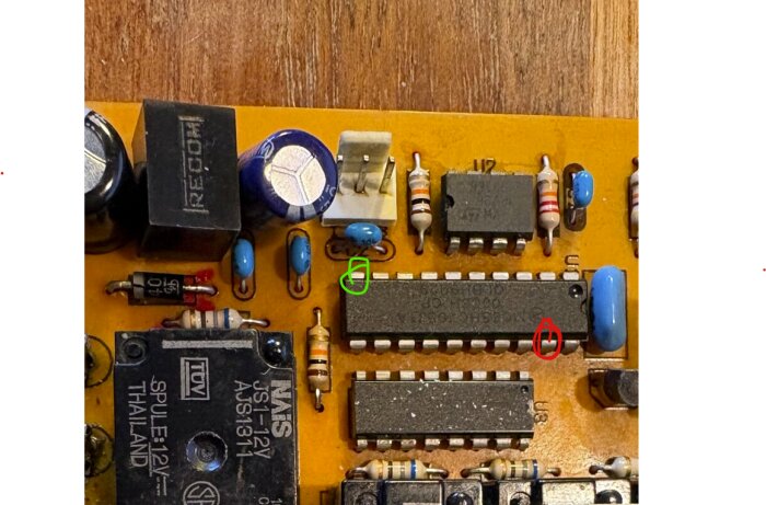 Elektronikkretskort med flera komponenter, inklusive mikroprocessor och motstånd, samt färgmarkeringar på vissa punkter.