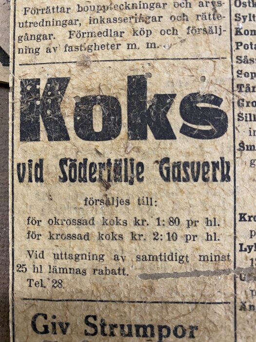 Gammal tidningsannons från Södertälje Gasverk om försäljning av koks, med prisuppgifter för okrossad och krossad koks samt rabattvillkor.