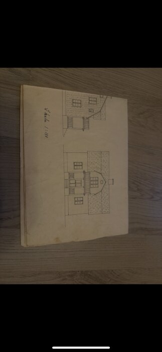 Ritning av ett hus från 1936 med två identiska våningar, trapphus och fönster. Visar framsida med entrétrappa och takdetaljer.