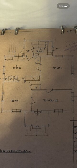 Ritning av bottenvåning från 1936 med kök, rum, tambur och badrum. Vinjett av en generationsgård.