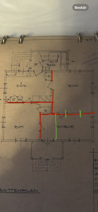 Ritning av bottenplan med röda bärande väggar och gröna markeringar för valv och dörrhål vid rum och tambur.