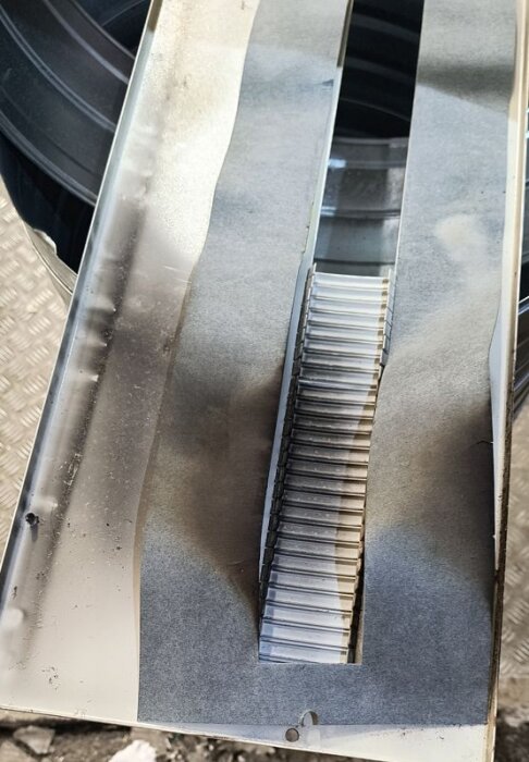 Gamla och blandade säkringsfabrikat i en skåpcentral, centralen har ett slitet yttre men kan vara välorganiserad inuti.