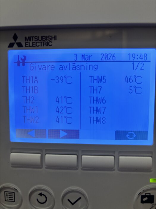 Display från Mitsubishi Electric som visar temperaturläsningar som TH1A -39°C och TH5 46°C, datum 3 mars 2026, klockan 19:48.