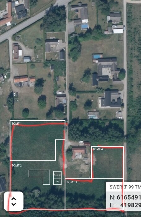 Flygfoto över tomtindelning med markerade gränser och byggnader, inklusive garage, med gator och omgivande natur.