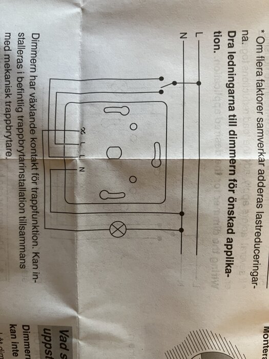 Elschemat visar installation av en dimmer med växlande kontakt och trapfunktion. Text säger att den kan installeras med mekanisk trappbrytare.