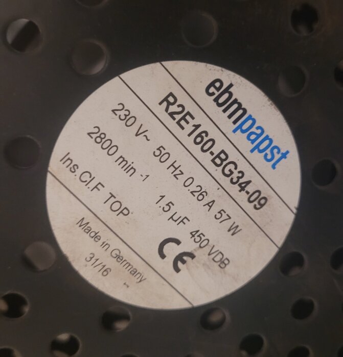 Label på rökgasfläkt EBM Papst R2E160-BG34-09 med tekniska specifikationer, inklusive spänning och frekvens, tillverkad i Tyskland.