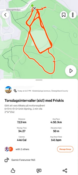 Karta över en löprunda i skogsområde med detaljerad information om distans, tid, kalorier och puls. Rundan är markerad med en röd linje.