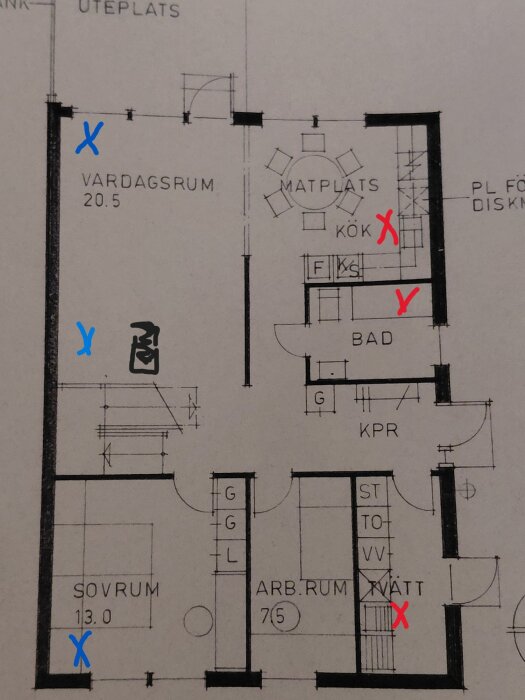 Planskiss över hus med ventilation: blå kryss markerar tilluftsventiler i vardagsrum och sovrum, röda kryss frånluftsventiler i kök, badrum och tvättstuga.