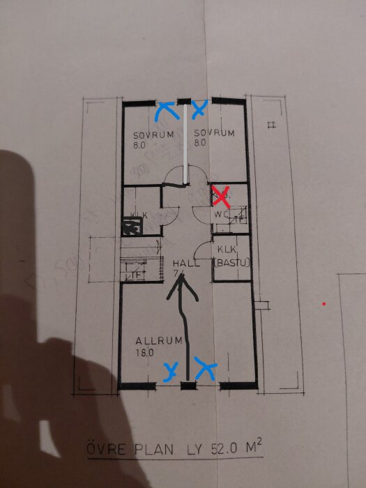 Ventilationslayout för övervåning med blåa kryss för tilluft och röda kryss för frånluft i sovrum och WC. Svart fyrkant markerar kamin. Rörriktningar visas.