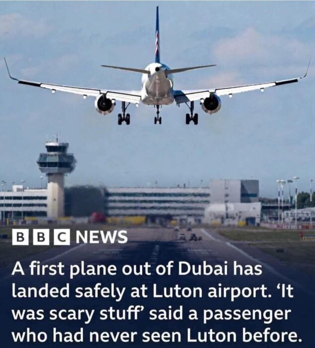 Ett flygplan landar på en flygplats med kontrolltorn i bakgrunden och en nyhetsgrafik från BBC News synlig framtill.