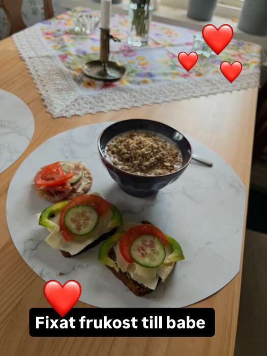 Frukost med två smörgåsar och en skål gröt på ett bord, dekorerat med hjärtan.