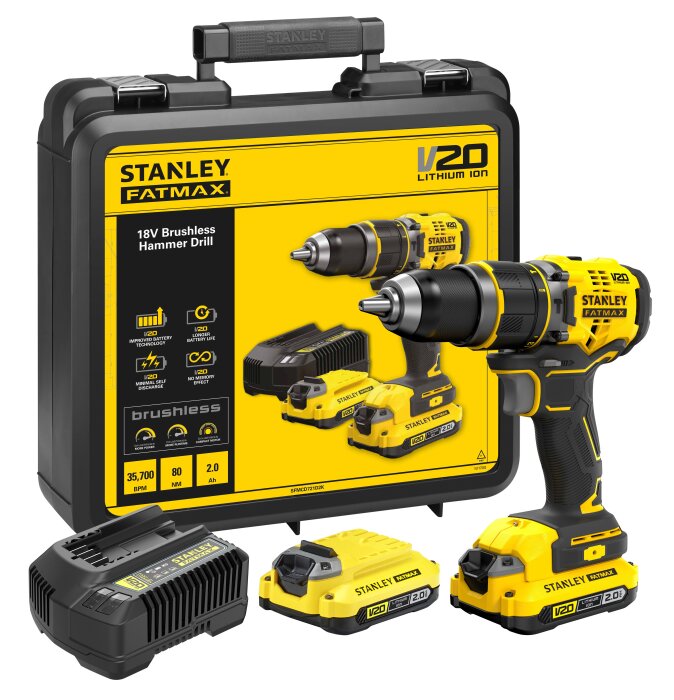 Borrlåda med Stanley Fatmax V20 batteridriven slagborrmaskin, två batterier och laddare, mot en bakgrund av borrsetsförpackningen.