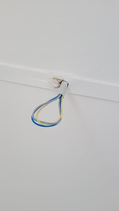 Kabeländar i hallen för lampa, med blå, grå och gul/grön ledning, förberett för koppling av lampa nr 2.