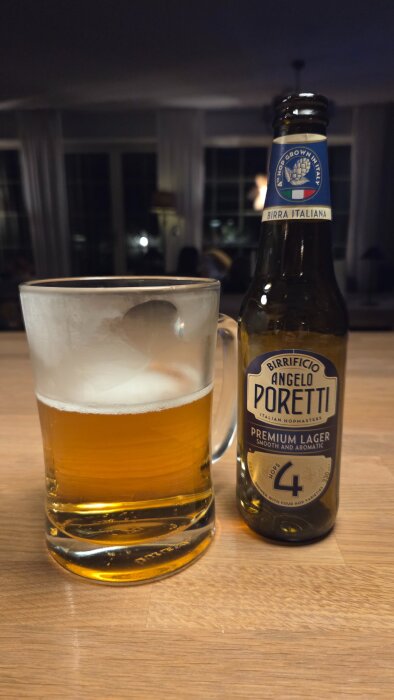 Flaska och glas med italiensk öl, Birrificio Angelo Poretti, där ölet inte fyller glaset helt.