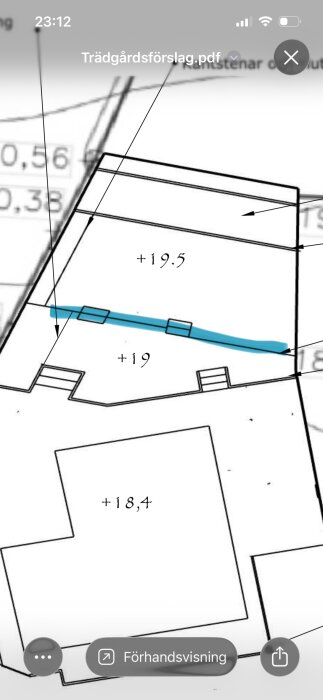 Svartvitt skiss över en trädgårdsplan med nivåangivelser och blåmarkerad linje. Texten "Trädgårdsförslag" syns högst upp i bilden.