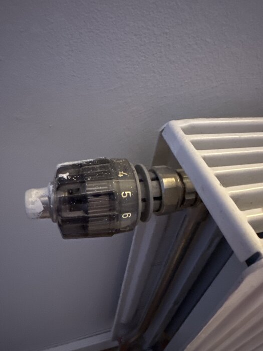 Radiator med termostatventil inställd på nivå 5.