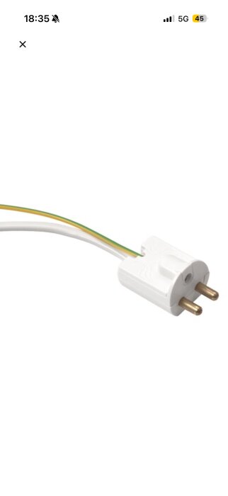 Nätsladd med Europlug-kontakt och tre ledningar, en grön/gul för jord, visas mot en vit bakgrund.