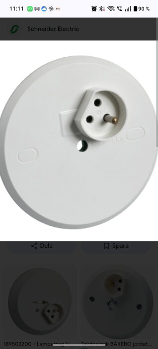 Jordat eluttag med jordningspinne som sticker ut, placerat på rund vit platta.