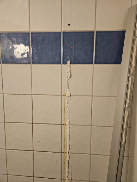 Lös silikonfog och kakelvägg i badrum med borttagen duschväggsram.