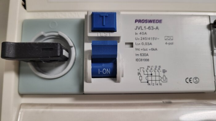 Brytare med texten "PROSWEDE JVL1-63-A", märkning för 40A, och två blå knappar märkta "TEST" och "I ON", med elektrisk symbol nertill.