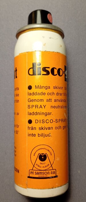 Sprayflaska med orange etikett för antistatspray på vinylskivor, märkt med "DISCO-SPRAY" från P.F. Samson AB, Gnosjö.