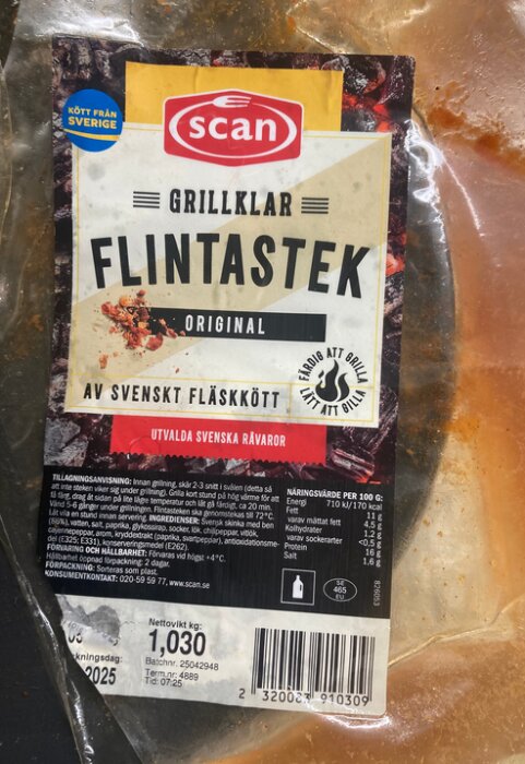 Förpackning av grillklar flintastek av svenskt fläskkött från Scan, vikt 1,030 kg, packad i april 2025.