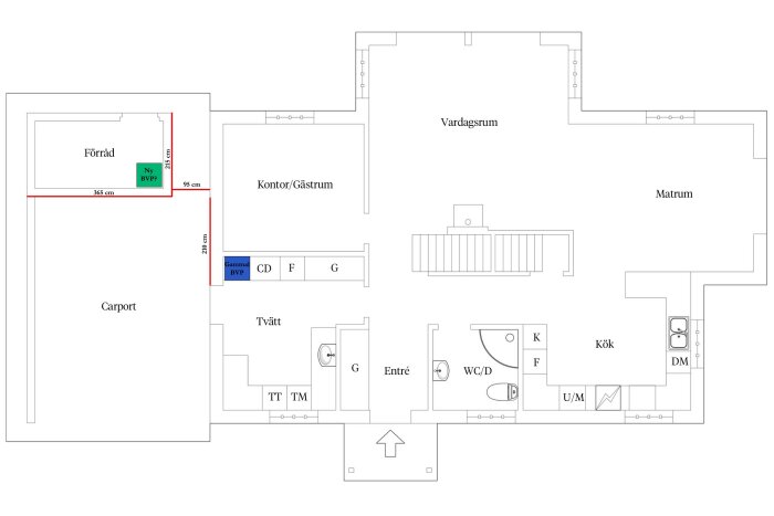 Planskiss över hus med föreslagna platser för ny och gammal bergvärmepump, mått angivna, förråd markerad för ny placering.