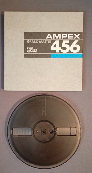 1/4" Ampex rullband med förpackning för studiomastering. Retroinspirerad ljudinspelning.