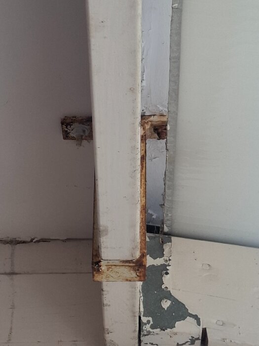 Järnbeslag fäster träbjälke under balkong, visar eventuell speciallösning för montering av 45x195 bjälke.