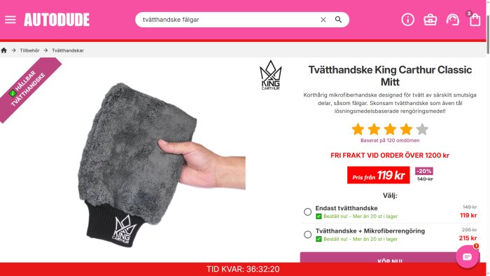 Grå tvätthandske King Carthur Classic hålls i handen, visas mot en vit bakgrund med Autodude-sida för produkten synlig i bakgrunden.