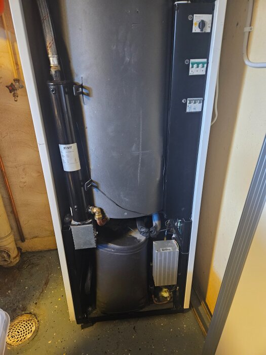 IVT Greenline värmepump installerad i ett hem, med fokus på komponenter och rörsystem.