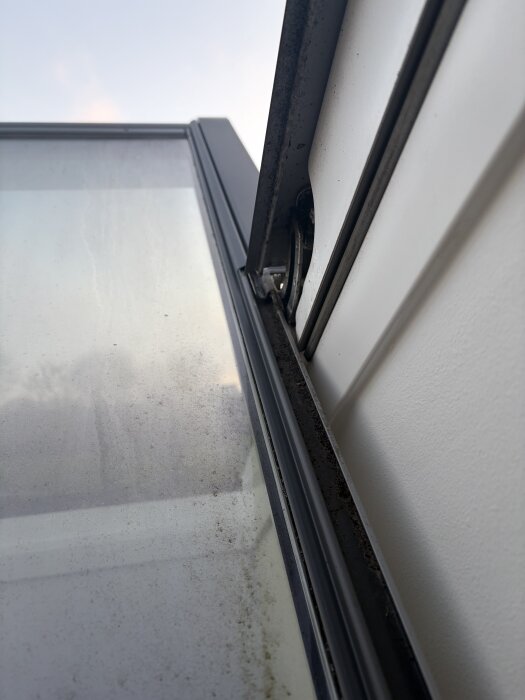 Takfönster med mörka fläckar och möjliga tecken på fukt och mögel i hörnen, monterat för ungefär 7 år sedan.