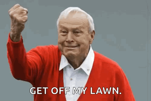 En äldre man med röd kofta höjer näven och texten "GET OFF MY LAWN" visas.