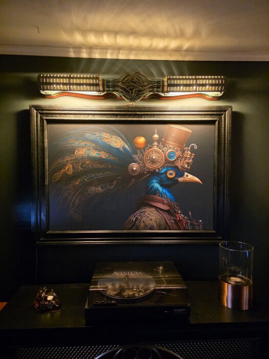 En specialdesignad lampa ovanför en tavla med fågelmotiv, belyst i ett mörkt rum med dekorelement.