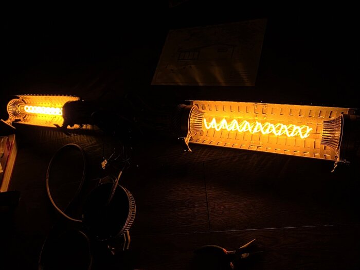 Handgjord lampa med orange glödtråd, skapad för designprojekt.