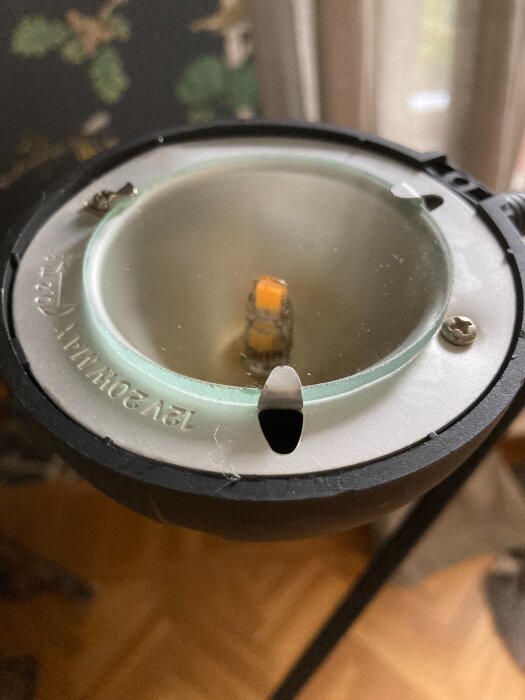 LED-lampa monterad i en reflektor med synliga skruvar och ljuskälla, återspeglad i ett projekt om tyst och energieffektivt ljus.