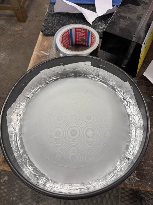 Rund gjutform fodrad med aluminiumtejp, förbered för glastest i ugn.