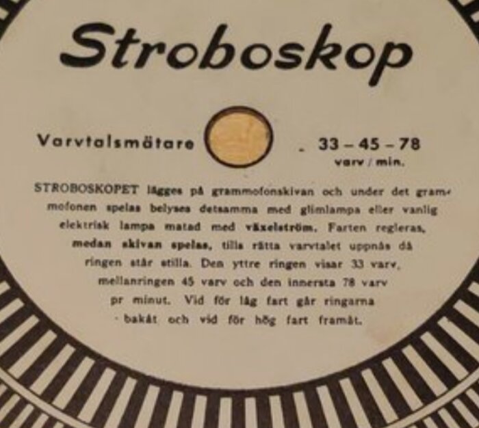 Stroboskopmätarskiva för grammofoner, visar varvtal 33-45-78 RPM, text beskriver användning med elektrisk lampa för att justera hastighet.