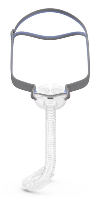 Näsmask för CPAP med huvudrem och andningsslang, designad för att passa personer med skägg.