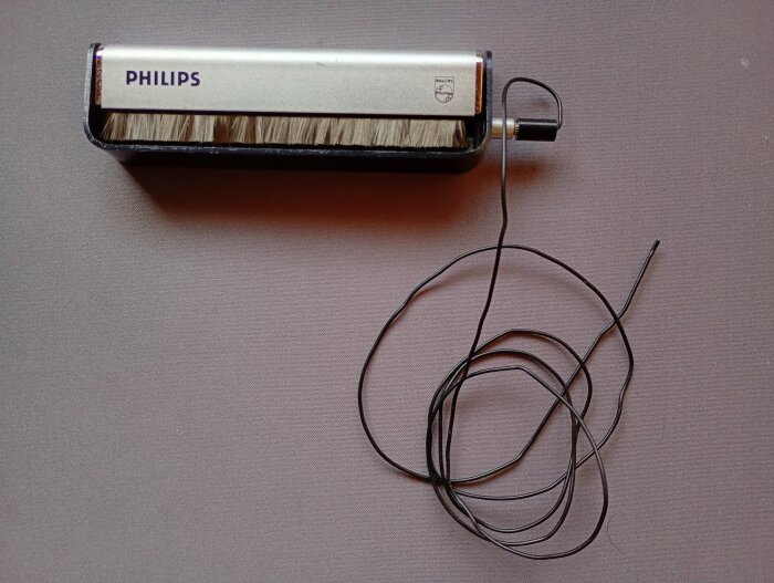 Kolfiberborste med jordkabel från Philips, används för att minska statisk elektricitet på vinylskivor.