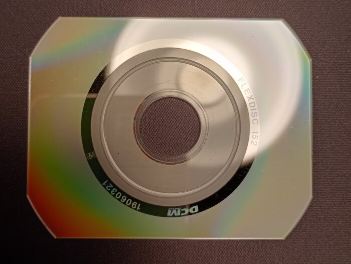 Rektangulär CD-romskiva, kallad Flexdisc, med färgreflektioner; användes främst för reklam där lagringsutrymmet är begränsat jämfört med standard-CD.