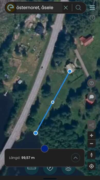 Satellitbild visar en väg med ett närliggande hus och en linje som mäter avståndet på 99,57 m mellan hus och vatten i Östernoret, Åsele.