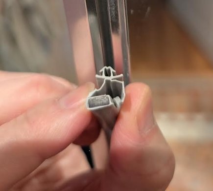 Dörrlist med inbyggd magnet för dusch, hålls i handen; ca 12 x 8 mm.