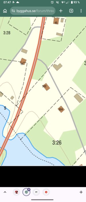 Kartbild som visar fastighetsgränser och byggnader markerade med nummer, samt väg och vattendrag i närheten.