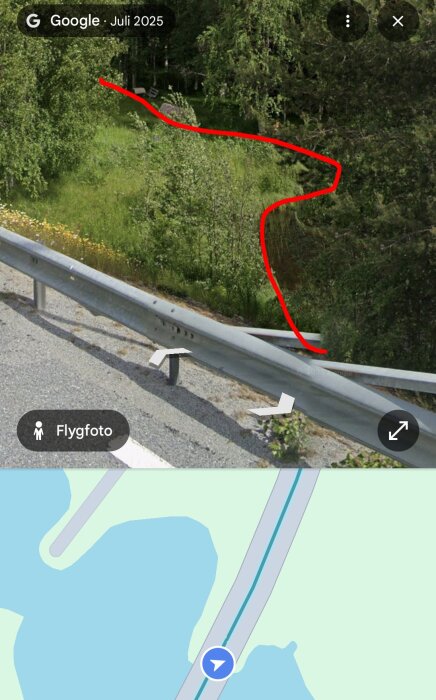 Utsikt från en väg med räcke mot en grönskande tomt bredvid riksväg 90 i Åsele med överlagrad karta och markerad röd linje i bilden.