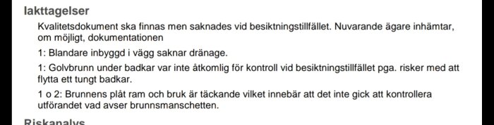 Text ur besiktningsrapport om badrum; saknade kvalitetsdokument, bristande dränage och otillgängliga golvbrunnar påpekas.